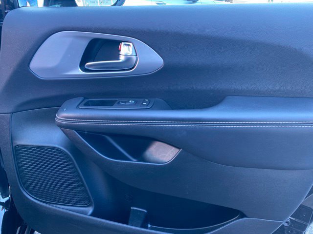 Used 2025 Chrysler Pacifica Limited FWD image 40