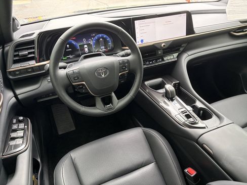 Used 2024 Toyota Crown Platinum AWD/4WD image 10