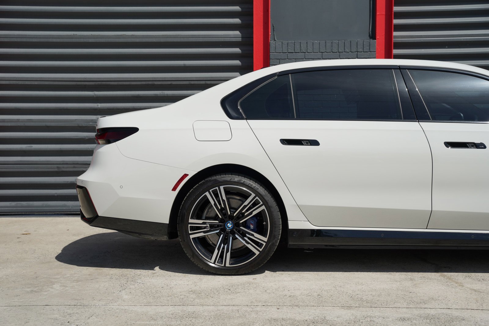 Used 2023 BMW i7 xDrive60 AWD/4WD image 2