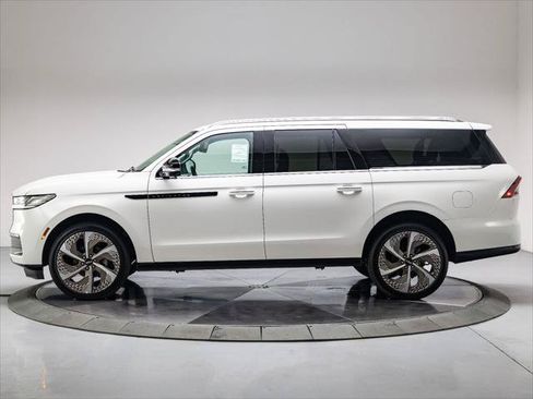 New 2026 Lincoln Navigator L Black Label AWD/4WD image 2