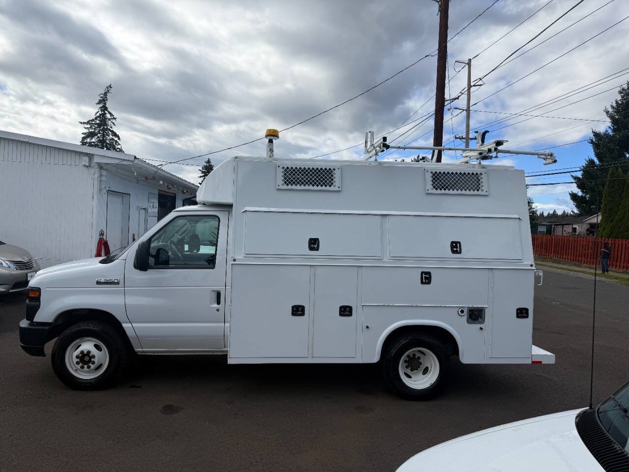 Used 2017 Ford E-350 and Econoline 350 Super Duty RWD image 2