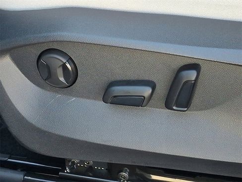 Certified 2025 Volkswagen Taos SE w/ Panoramic Sunroof Package image 28