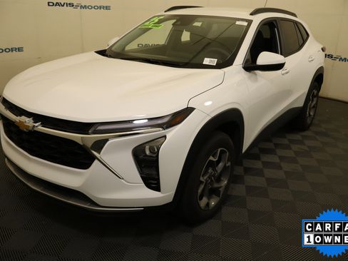 Used 2025 Chevrolet Trax LT FWD image 12