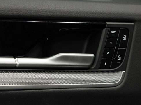 Certified 2025 Porsche Cayenne AWD/4WD image 31