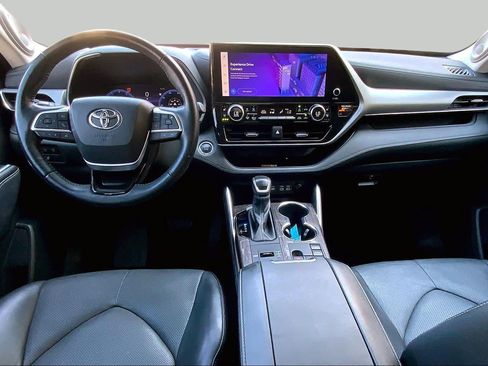 Used 2023 Toyota Highlander Platinum FWD image 16