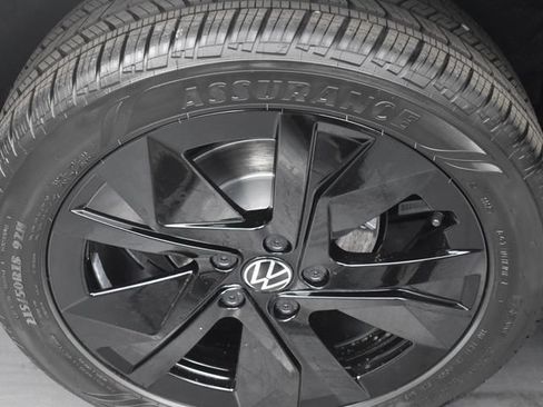 Used 2025 Volkswagen Taos SE FWD image 29