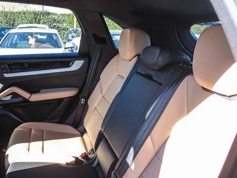 Used 2025 Porsche Cayenne image 18