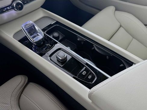 Used 2025 Volvo V60 B5 Cross Country Ultra w/ Climate Package image 15