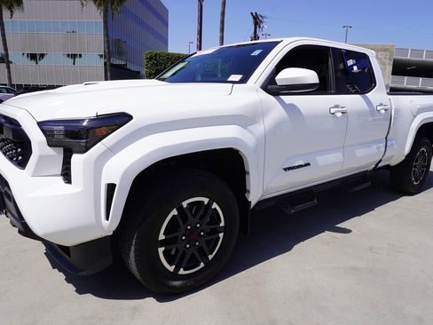 Certified 2024 Toyota Tacoma TRD Sport image 4