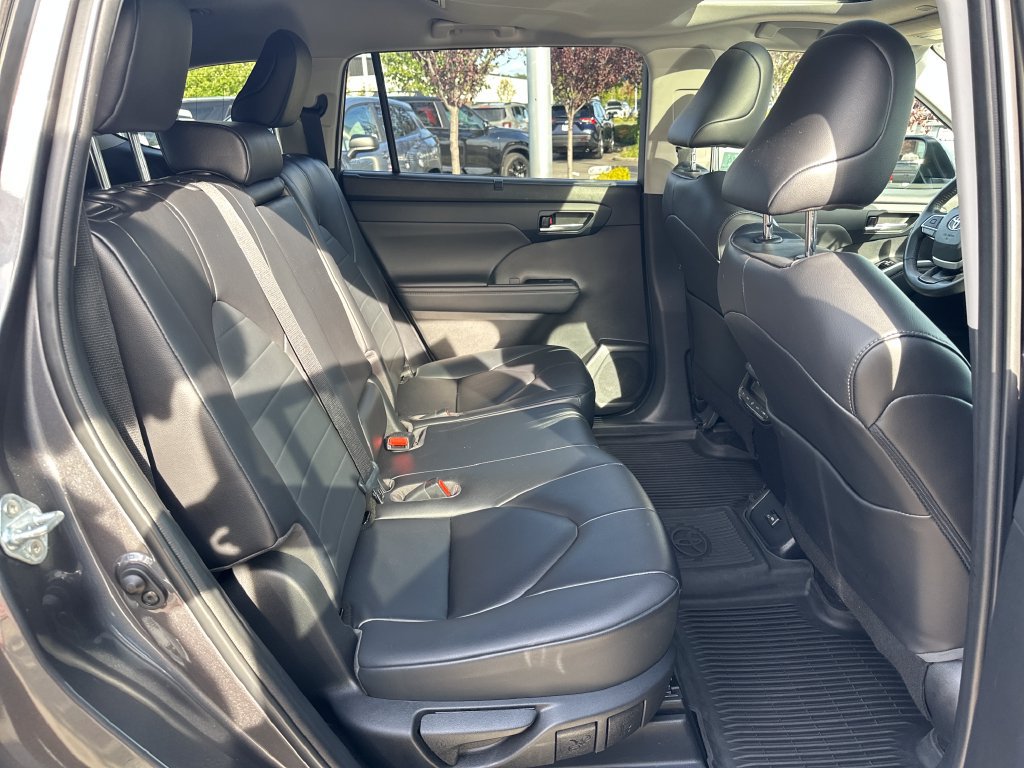 Used 2023 Toyota Highlander XLE AWD/4WD image 16