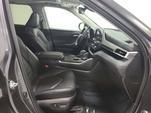 Used 2023 Toyota Highlander XLE AWD/4WD image 12
