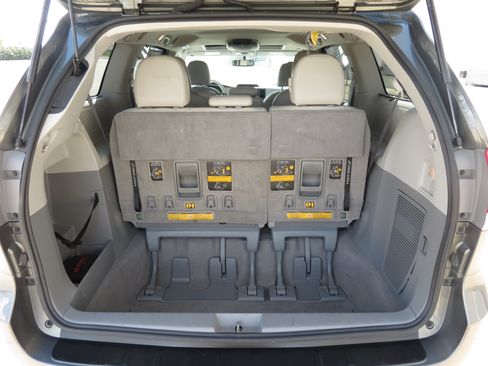 Used 2011 Toyota Sienna XLE FWD image 33
