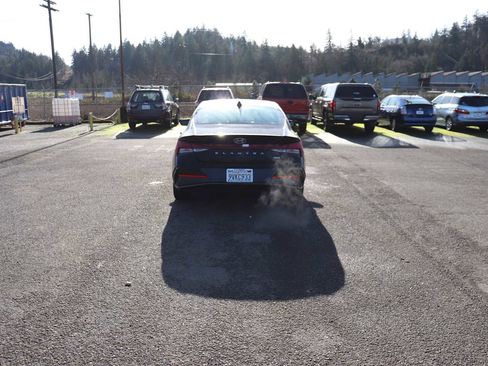 Used 2025 Hyundai Elantra Limited image 6