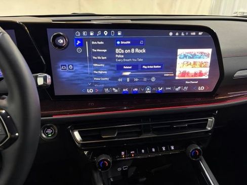 Used 2024 Chevrolet Traverse RS AWD/4WD image 54