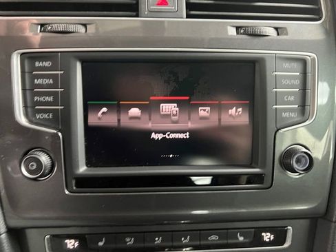 Used 2016 Volkswagen e-Golf SE image 17