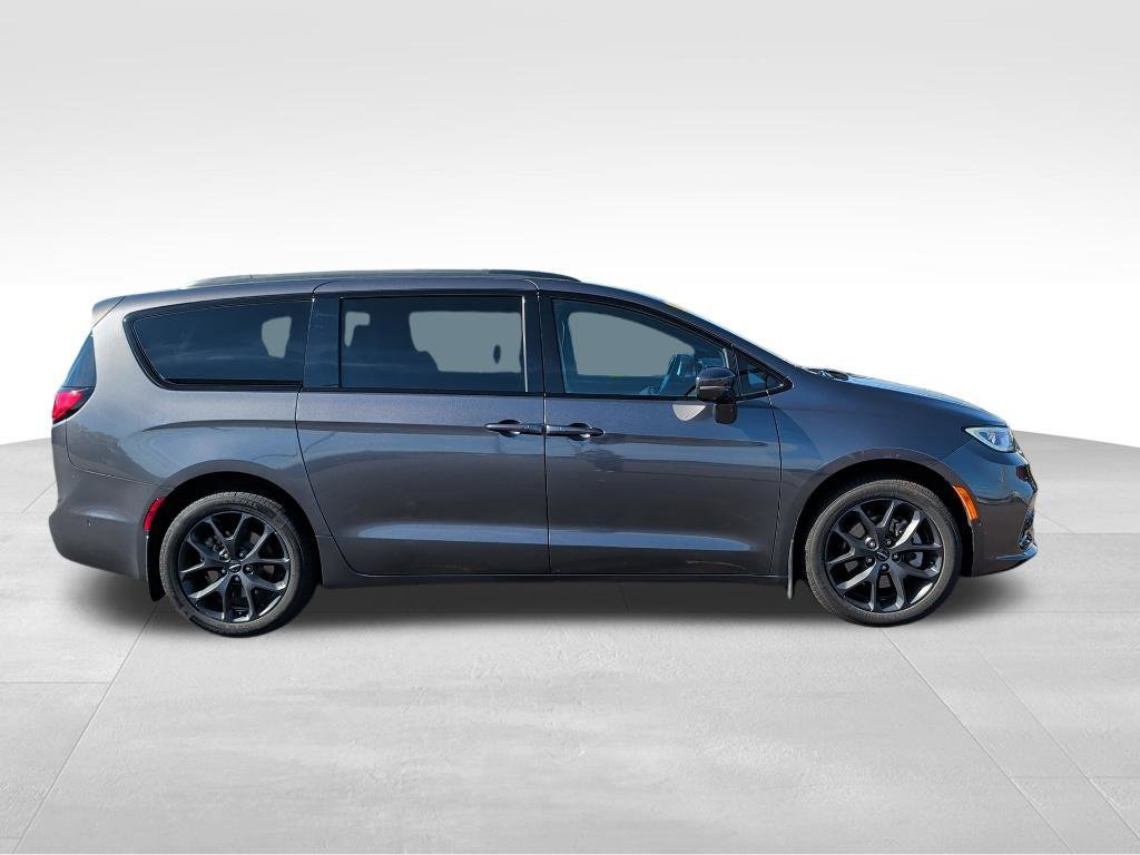 Used 2022 Chrysler Pacifica Touring-L w/ Uconnect Theater Family Group AWD/4WD image 5