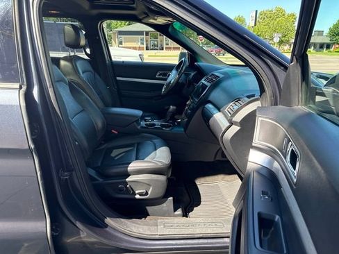 Used 2017 Ford Explorer XLT w/ Equipment Group 202A AWD/4WD image 12