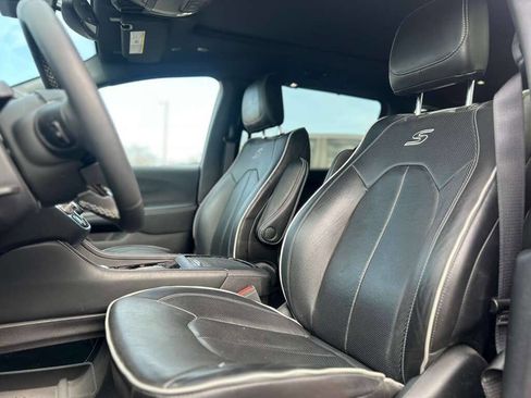 Used 2025 Chrysler Pacifica Limited image 11