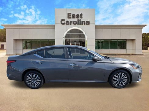 Used 2025 Nissan Altima 2.5 SV image 2