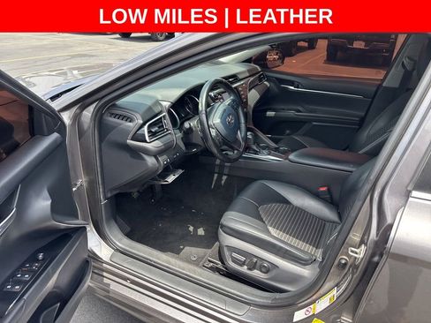 Used 2018 Toyota Camry SE FWD image 3