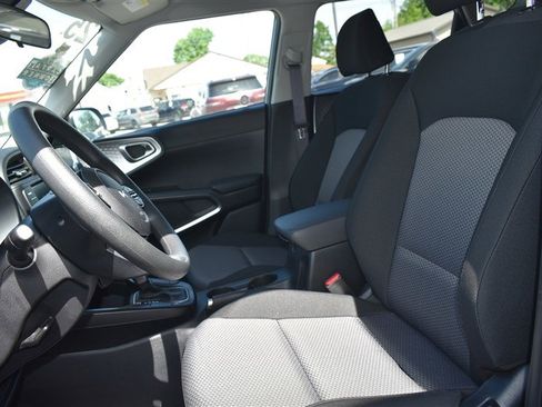 Used 2025 Kia Soul LX w/ LX Technology Package FWD image 9