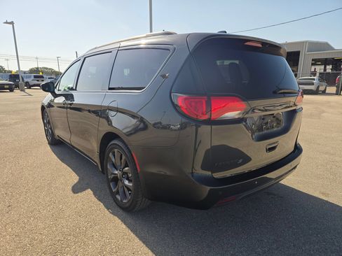 Used 2018 Chrysler Pacifica Touring Plus w/ S Appearance Package FWD image 5