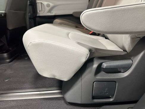 Used 2025 Toyota Sienna XLE image 47