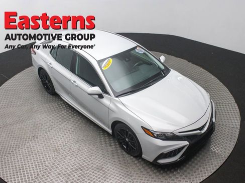 Used 2024 Toyota Camry SE image 3