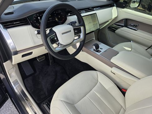 Certified 2025 Land Rover Range Rover SE image 11