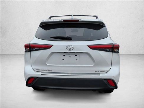 Certified 2023 Toyota Highlander XLE image 6