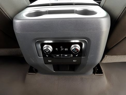 Used 2021 GMC Yukon Denali w/ Denali Premium Package image 32