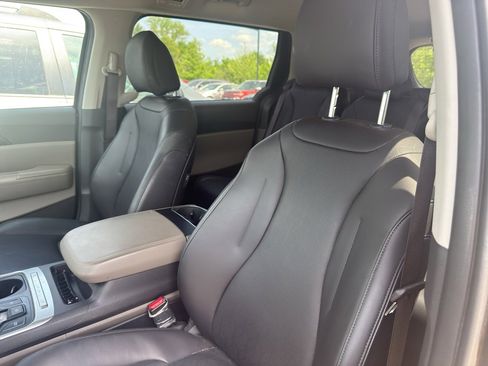 Used 2025 Kia Carnival image 12