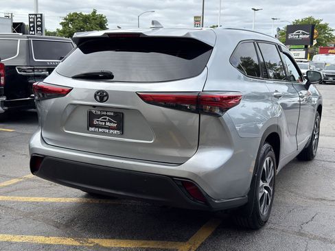 Used 2021 Toyota Highlander XLE AWD/4WD image 9