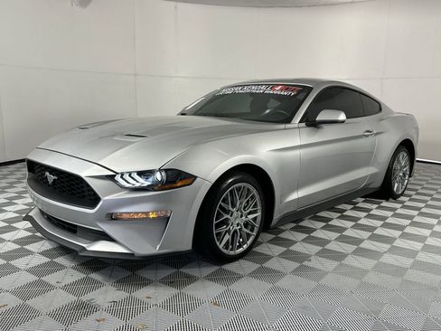 Used 2018 Ford Mustang Coupe RWD image 4