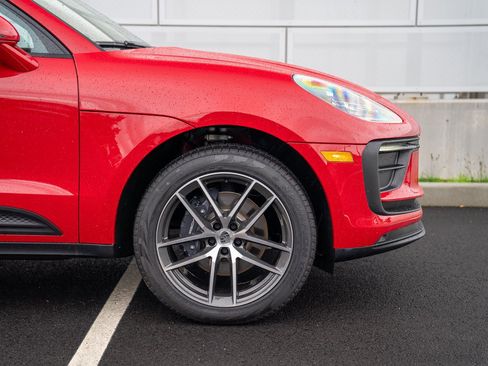 Certified 2026 Porsche Macan AWD/4WD image 9