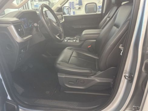 Used 2024 Ford Expedition XLT image 3