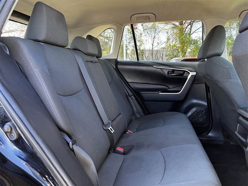 Used 2021 Toyota RAV4 LE image 27