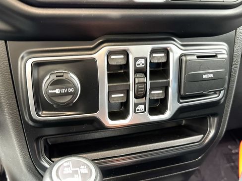 Used 2023 Jeep Wrangler Unlimited Sahara AWD/4WD image 20