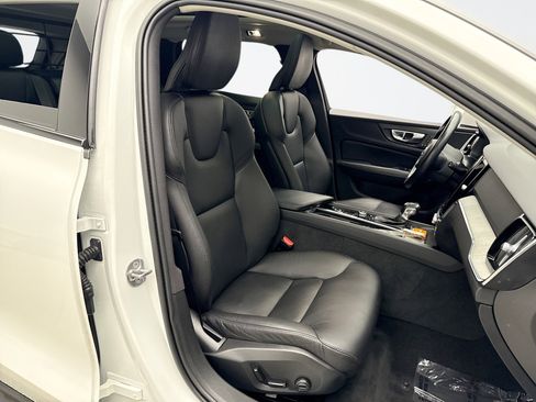 Used 2022 Volvo V60 T5 Cross Country image 16
