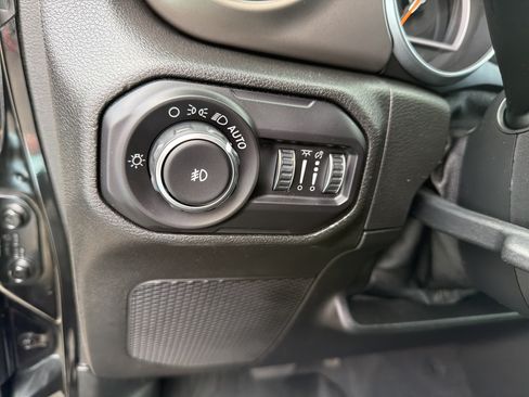 Used 2018 Jeep Wrangler Unlimited Sport S AWD/4WD image 14