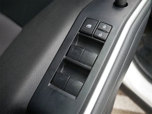 Used 2024 Toyota Highlander LE image 20