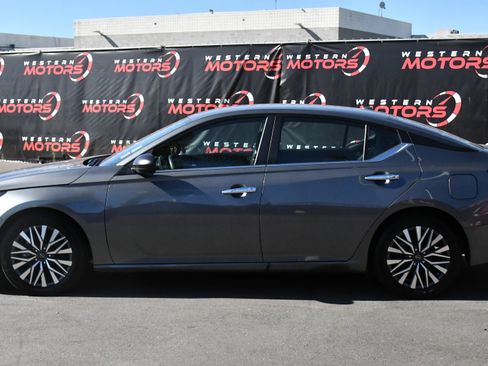 Used 2025 Nissan Altima 2.5 SV FWD image 4