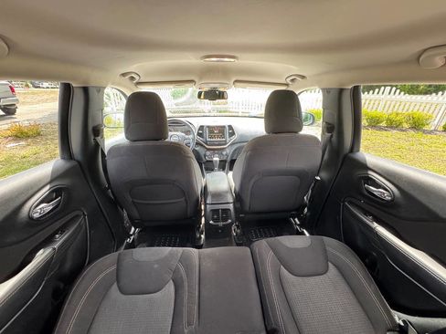 Used 2017 Jeep Cherokee Latitude w/ Comfort/Convenience Group FWD image 42