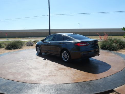 Used 2019 Ford Fusion SE image 4