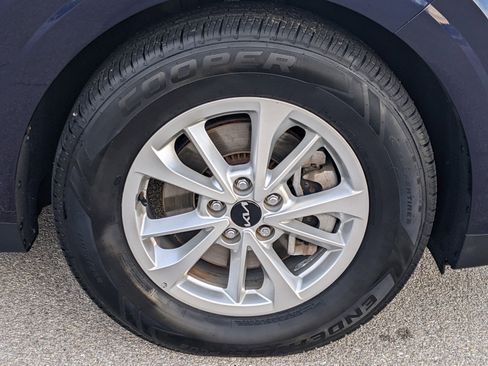 Certified 2024 Kia Carnival LX image 9