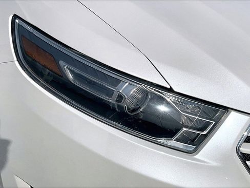 Used 2018 Ford Taurus Limited image 24