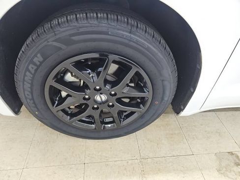 Used 2022 Chrysler Voyager LX FWD image 24