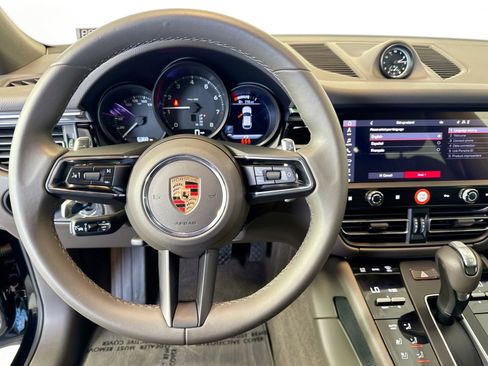Certified 2025 Porsche Macan image 13