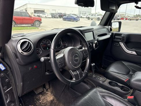 Used 2016 Jeep Wrangler Unlimited Sahara w/ Connectivity Group image 4