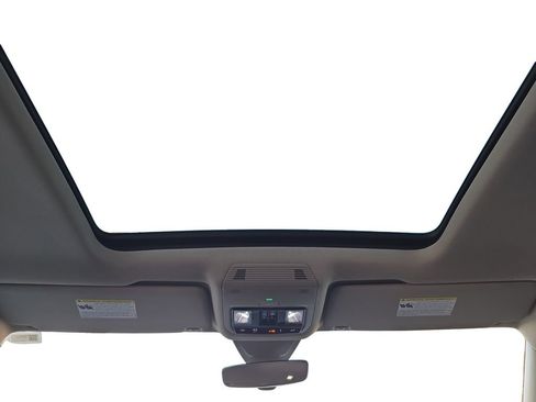 Used 2025 Volkswagen Atlas SE image 14